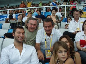 Александр Журавлев (Eurotime), президент компании Omega Стивен Уркварт, Синди Кроуфорд с дочерью и Ян Торп, легендарный пловец, многократный олимпийский чемпион по плаванию