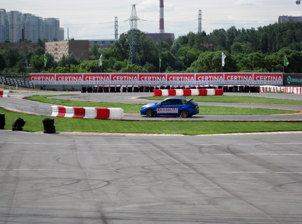 Автодром в Путилково, украшенный логотипами Certina