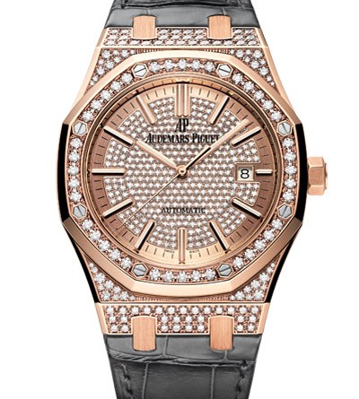 Audemars Piguet Ladies Royal Oak Collection ROYAL OAK С АВТОМАТИЧЕСКИМ ПОДЗАВОДОМ 41 мм МЕХАНИЗМ Калибр 3120, мануфактурный с автоматическим подзаводом Общий диаметр : 26,60 мм (11 3/4 линии) Высота : 4,26 мм Количество камней : 40 Количество деталей : 280 Резерв хода : 60 часов Частота баланса : 3Гц (21 600 полуколебаний/час) КОРПУС Из розового золота 750-й пробы, вся поверхность инкрустирована бриллиантами Стекло и задняя крышка сапфировые с антибликовым покрытием Заводная головка с винтовым стопором Водонепроницаемость до 50 метров ЦИФЕРБЛАТ С бриллиантовым мощением Накладные отметки часов и стрелки Royal Oak из розового золота с люминесцентным покрытием РЕМЕШОК Прошитый вручную, из кожи аллигатора с широкими квадратными чешуйками, серого цвета, с бриллиантовой инкрустацией и раскладной застежкой AP из розового золота 750-й пробы ИНКРУСТАЦИЯ 166 бриллиантов бриллиантовой огранки ~ 3,09 карата (корпус, безель, пряжка) 345 бриллиантов огранки 8/8 ~ 1,07 карата (циферблат) ФУНКЦИИ Часы Минуты Секунды (центральная стрелка) Дата АРТИКУЛ 15402OR.ZZ.D003CR.01