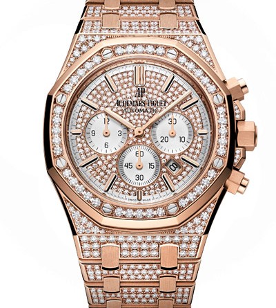 Audemars Piguet Ladies Royal Oak Collection ХРОНОГРАФ ROYAL OAK 41 мм МЕХАНИЗМ Калибр 2385, с автоматическим подзаводом Общий диаметр : 26,20 мм (11 1/2 линии) Высота : 5,50 мм Количество камней : 37 Количество деталей : 304 Резерв хода : 40 часов Частота баланса : 3 Гц (21 600 полуколебаний/час) КОРПУС Из розового золота 750-й пробы, вся поверхность инкрустирована бриллиантами Стекло сапфировое с антибликовым покрытием Заводная головка с винтовым стопором Водонепроницаемость до 50 метров ЦИФЕРБЛАТ С бриллиантовым мощением Счетчики серебристого цвета Накладные часовые отметки и стрелки Royal Oak из розового золота с люминесцентным покрытием БРАСЛЕТ Из розового золота 750-й пробы, инкрустированный бриллиантами (кроме звеньев), с раскладной застежкой АР ЮВЕЛИРНАЯОТДЕЛКА 736 бриллиантов бриллиантовой огранки ~ 7,13 карата (средняя часть корпуса, безель, браслет) 230 бриллиантов огранки 8/8 ~ 0,71 карата (циферблат) ФУНКЦИИ Хронограф Часы Минуты Секунды (малый циферблат) Дата АРТИКУЛ 26322OR.ZZ.1222OR.01