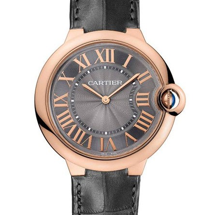 Ballon Bleu de Cartier extra-flat watch Мануфактурный калибр 430 MC, ручной завод. Корпус: 18К розовое золото, диам. 40 мм, толщина 6.90 мм/ циферблат серого цвета, эмалированный в технике флинке Стекло: сапфировое Водонепроницаемость: 30мм Ремешок: серого цвета, кожа аллигатора/застежка пряжка Существует в версии с белым циферблатом, а также декорированным бриллиантами (из белого или розового золота)