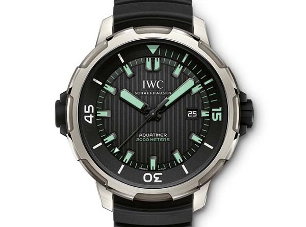 IWC AQUATIMER AUTOMATIC 2000 Арт. IW358002 Характеристики: Механические – Механические вращающиеся ободки – внешний и внутренний – с системой защиты при погружении SafeDive system от IWC – Указатель даты – Центральная секундная стрелка со стоп-функцией – Светящиеся элементы на стрелках, циферблате и внутреннем вращающемся ободке – Завинчивающаяся заводная головка – Гравировка на задней крышке корпуса – Система быстрой замены браслета IWC Механизм: Мануфактурный калибр 80110 Частота колебаний: 28 800 Пк/ч / 4 Гц Количество камней: 28 Запас хода: 44 часа Подзавод автоматический Корпус: Материалы: корпус из титана, черный циферблат, черный каучуковый ремешок, традиционная застежка из титана Стекло: выпуклое сапфировое стекло с двусторонним антибликовым покрытием Водонепроницаемость: 200 бар Диаметр: 46 мм Высота корпуса: 20,5 мм