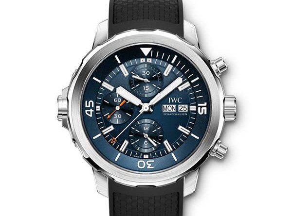 IWC AQUATIMER CHRONOGRAPH EDITION «EXPEDITION JACQUES-YVES COUSTEAU» Арт. IW376805 Характеристики: Механический хронограф – Механические вращающиеся ободки – внешний и внутренний – с системой защиты при погружении SafeDive system от IWC – Указатель даты и дня недели – Хронограф с индикацией часов, минут и секунд – Малая секундная стрелка со стоп-функцией – Светящиеся элементы на стрелках, циферблате и внутреннем вращающемся ободке – Завинчивающаяся заводная головка – Гравировка на задней крышке корпуса – Система быстрой замены браслета IWC Механизм: Мануфактурный калибр 79320 Частота колебаний: 28 800 Пк/ч / 4 Гц Количество камней: 25 Запас хода: 44 часа Подзавод автоматический Корпус: Материалы: корпус из нержавеющей стали, синий циферблат, черный каучуковый ремешок, традиционная застежка из нержавеющей стали Стекло: выпуклое сапфировое стекло с двусторонним антибликовым покрытием Водонепроницаемость: 30 бар Диаметр: 44 мм Высота корпуса: 17 мм
