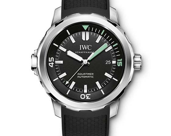 IWC AQUATIMER AUTOMATIC Арт. IW329001 Характеристики: Механические – Механические вращающиеся ободки – внешний и внутренний – с системой защиты при погружении SafeDive system от IWC – Указатель даты – Центральная секундная стрелка со стоп-функцией – Светящиеся элементы на стрелках, циферблате и внутреннем вращающемся ободке – Завинчивающаяся заводная головка – Система быстрой замены браслета IWC Механизм: Калибр 30120 Частота колебаний 28 800 Пк/ч / 4 Гц Количество: 21 Запас хода: 42 часа Подзавод автоматический Корпус: Материалы : корпус из нержавеющей стали, черный циферблат, черный каучуковый ремешок, традиционная застежка из нержавеющей стали Стекло: выпуклое сапфировое стекло с двусторонним антибликовым покрытием Водонепроницаемость: 30 бар Диаметр: 42 мм Высота корпуса: 14 мм