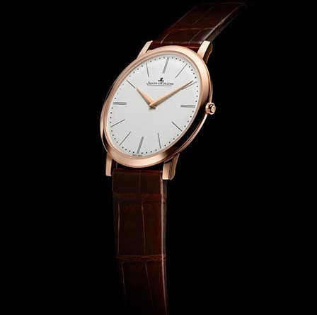 Jaeger-leCoultre Master Ultra Thin 1907 • Jaeger-LeCoultre Calibre 849, ручной завод, запас хода – 35 часов • Корпус: розовое золото, диам.- 39 мм. толщина - 4.05 • Циферблат: белый, зерненый, часы-минуты • Водонепроницаемость: 30 м • Ремешок: кожа аллигатора/застежка-пряжка • Арт: Q1292520