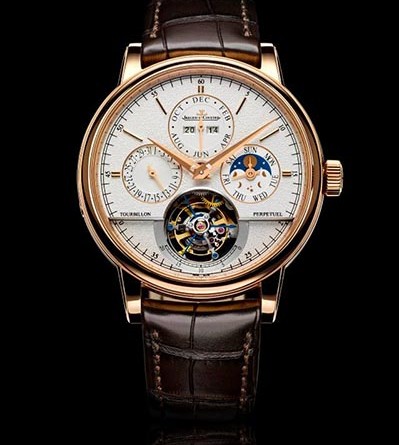 Jaeger-leCoultre Master Grande Tradition Tourbillon Cylindrique a Quantieme Perpetuel • Jaeger-LeCoultre Calibre 985, автоподзавод, парящий турбийон, вечный календарь, запас хода 48 часов • Корпус: 18К розовое золото, диам. – 42 мм, толщина – 13.1 мм • Часы, минуты, малая секундная стрелка на турбийоне, вечный календарь, фаза Луны • Водонепроницаемость: 50 м • Ремешок: кожа аллигатора, ручная работа/ застежка-пряжка • Арт: Q5042520
