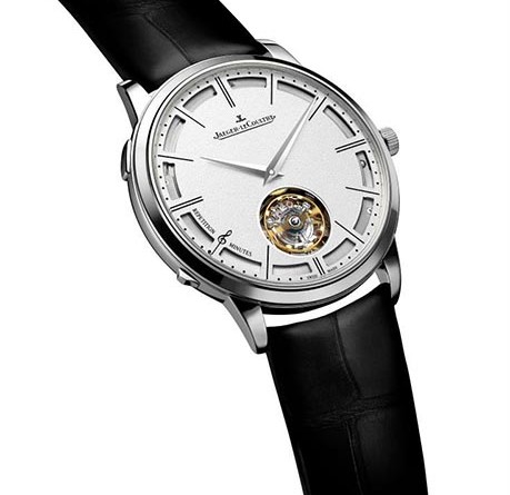 Jaeger-LeCoultre Master Ultra Thin Minute Repeater Flying Tourbillon Механизм: Механический с автоподзаводом/ мануфактурный Jaeger-LeCoultre Calibre 362, изготовленный, собранный и отделанный вручную Запас хода: 45 часов 21,600 пк/час 471 компонент Толщина: 4.8 мм Диаметр: 33.3 мм Циферблат: Серебристый, зерненый Традиционная шкала с рисками Стрелки: Dauphine Функции: Часы, минуты Минутный репетир, оснащенный системой сокращения беззвучных временных интервалов Парящий турбийон с парящим балансовым колесом Автоподзавод с помощью периферийного инерционного сектора Корпус: 18К ультра-белое золото Толщина : 7.9 мм Диаметр: 41 мм Полированные ушки, боковые грани и безель Водонепроницаемость: 3 бара Ремешок: Черный, из кожи аллигатора, застежка-пряжка из белого золота Артикул: Q1313520, лимитированная серия 75 экземпляров