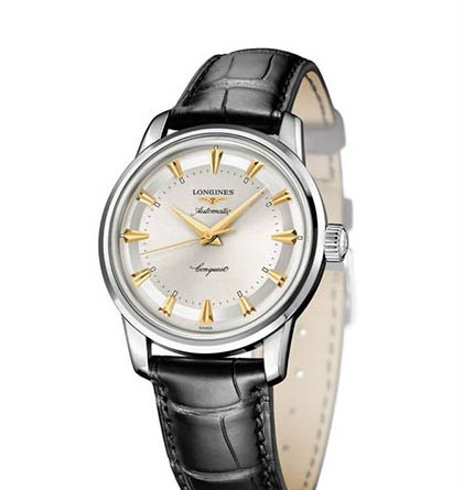 The Longines Conquest Heritage 1954-2014. Артикул: L1.611.4.70.4 *лимитированная серия 600 экз. Механизм: Механический с автоподзаводом L633 (ETA 2824/2), 11½ линий, 25 камней, 28,800 пк/час, 38-час. запас хода. Функции: Часы, минуты, секунды. Корпус: диам. 35 мм, нержавеющая сталь, желтое или розовое золото // задняя крышка украшена медальоном из золота и эмали с гравировкой. Стекло: Акриловое. Водонепроницаемость: До 3 атмосфер (30 м). Циферблат: Серебристый, декор «солнечные лучи», 12 накладных меток, люминесцентное покрытие Super- LumiNova®. Ремешок: Черный, из кожи аллигатора, с пряжкой