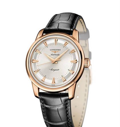 The Longines Conquest Heritage 1954-2014. Артикул: L1.611.8.70.4 *лимитированная серия 60 экземпляров. Механизм: Механический с автоподзаводом L633 (ETA 2824/2), 11½ линий, 25 камней, 28,800 пк/час, 38-час. запас хода. Функции: Часы, минуты, секунды. Корпус: диам. 35 мм, нержавеющая сталь, желтое или розовое золото // задняя крышка украшена медальоном из золота и эмали с гравировкой. Стекло: Акриловое. Водонепроницаемость: До 3 атмосфер (30 м). Циферблат: Серебристый, декор «солнечные лучи», 12 накладных меток, люминесцентное покрытие Super- LumiNova®. Ремешок: Черный, из кожи аллигатора, с пряжкой.