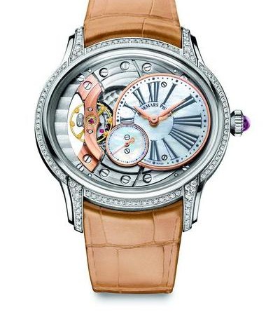MILLENARY женские 39,5 x 35,4 мм. Механизм с ручным заводом. Корпус из белого золота. Прозрачная задняя крышка Сапфировое стекло с антибликовым покрытием. Водонепроницаемость до 20 метров. Смещенный от центра белый перламутровый диск и счетчик малой секундной стрелки, тисненые антрацитовые римские цифры, стрелки из розового золота. Ремешок бежевого цвета из кожи аллигатора 116 бриллиантов; ~0,60 карат (безель, крепления для ремешка). Функции: Часы Минуты Маленькая секундная стрелка. АРТИКУЛ 77247BC.ZZ.A813CR.01