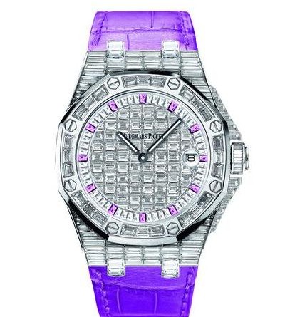 ROYAL OAK OFFSHORE женские. Диаметр 37 мм. Кварцевый механизм. Корпус из белого золота, полностью инкрустированный бриллиантами. Сапфировое стекло с антибликовым покрытием. Водонепроницаемость до 20 метров. Циферблат из белого золота 750 пробы полностью декорирован бриллиантами багетной огранки, часовые метки из розовых сапфиров багетной огранки, стрелки Royal Oak из черненого золота с люминесцентным покрытием. Ремешок розового цвета из кожи аллигатора, 145 бриллиантов багетной огранки; ~12,05 карата (корпус, пряжка). 146 бриллиантов багетной огранки; ~3,87 карата. 12 розовых сапфиров багетной огранки; ~0,33 карат (циферблат). Функции: Часы Минуты Дата. АРТИКУЛ 67651SR.ZZ.1261SR.01