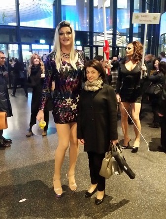 C этими транс… персонажами не сфотографировался только ленивый.