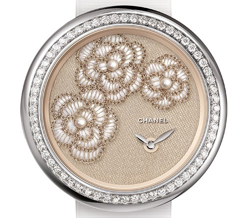 Chanel Mademoiselle Privé for Only Watch: 18К белое золото/бриллианты, кварц, тканевый (шелковый) циферблат с тремя вышитыми в ателье Maison Lesage шелковыми и металлизированными нитями камелиями, украшенными природным жемчугом, 37.5 мм, белый атласный ремешок.