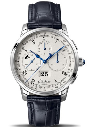 Glashutte Original Senator Chronograph Panorama Date. АРТИКУЛ: 1-37-01-02-03-30. МЕХАНИЗМ: с автоматическим подзаводом , Калибр 37-01. ФУНКЦИИ: часы и минуты, малая секундная стрелка (смещена относительно центра), панорамная дата, хронограф , flyback , индикатор запаса хода, тахиметрическая шкала. КОРПУС: платина , сапфировое стекло, привинчивающаяся задняя крышка с сапфировым окошком. ВОДОНЕПРОНИЦАЕМОСТЬ: до 5 бар. РАЗМЕРЫ: ∅ 42 мм, высота: 14 мм. ЦИФЕРБЛАТ: из золота, посеребренный натиранием, вороненые стрелки. РЕМЕШОК: ремешок из кожи луизианского аллигатора