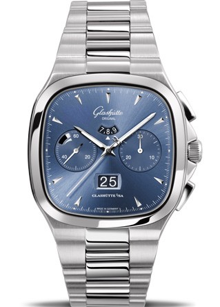 Glashutte Original Seventies Chronograph Panorama Date. АРТИКУЛ: 1-37-02-03-02-70. МЕХАНИЗМ: с автоматическим подзаводом, Калибр 37-02. ФУНКЦИИ: часы и минуты, центральная секундная стрелка хронографасо стоп-функцией, 30-минутный и 12-часовой счетчики хронографа с функцией flyback; вынесенный секундный указатель с индикатором запаса хода. КОРПУС: нержавеющая сталь, сапфировое стекло, привинчивающаяся задняя крышка с сапфировым окошком. ВОДОНЕПРОНИЦАЕМОСТЬ: до 10 бар. РАЗМЕРЫ: 40 × 40 х 13.5мм. ЦИФЕРБЛАТ: синий лакированный, накладные метки и стрелки из белого золота с покрытием Super-LumiNova. РЕМЕШОК: браслет из нержавеющей стали