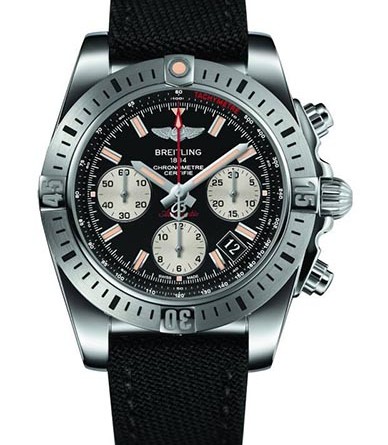 Breitling Chronomat. Механизм: мануфактурный механизм Breitling Caliber 01, официально сертифицированный швейцарским институтом хронометрии COSC, с автоподзаводом, высокой частотой (28 800 пк/час), 47 камней. Запас хода более 70 часов. Точность хронографа до ¼ секунды, 30 мин. и 12-час. счетчики хронографра. Индикация даты. Ахиметрическая шкала. Корпус: нержавеющая сталь. Водонепроницаемость до 300 м/1000 футов (версия 41) и 500 м/1650 футов (версия 44). Завинчивающаяся заводная головка и кнопки. Однонаправленно вращающийся безель. Выпуклое сапфировое стекло с двусторонним антибликовым покрытием. Диаметр: 41 или 44 мм. Циферблат: черный ониксовый или серебристый. Ремешок/браслет: Military - для военных/Pilot - для летчиков.