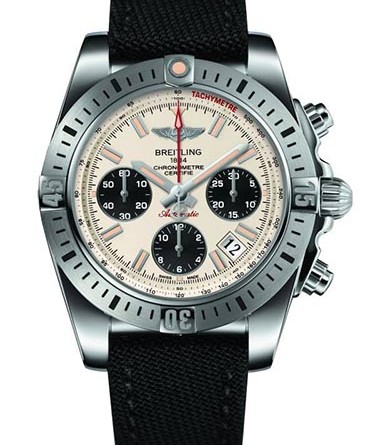 Breitling Chronomat 41. Механизм: мануфактурный механизм Breitling Caliber 01, официально сертифицированный швейцарским институтом хронометрии COSC, с автоподзаводом, высокой частотой (28 800 пк/час), 47 камней. Запас хода более 70 часов. Точность хронографа до ¼ секунды, 30 мин. и 12-час. счетчики хронографра. Индикация даты. Ахиметрическая шкала. Корпус: нержавеющая сталь. Водонепроницаемость до 300 м/1000 футов (версия 41) и 500 м/1650 футов (версия 44). Завинчивающаяся заводная головка и кнопки. Однонаправленно вращающийся безель. Выпуклое сапфировое стекло с двусторонним антибликовым покрытием. Диаметр: 41 или 44 мм. Циферблат: черный ониксовый или серебристый. Ремешок/браслет: Military - для военных/Pilot - для летчиков.