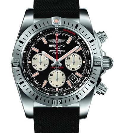 Breitling Chronomat 44. Механизм: мануфактурный механизм Breitling Caliber 01, официально сертифицированный швейцарским институтом хронометрии COSC, с автоподзаводом, высокой частотой (28 800 пк/час), 47 камней. Запас хода более 70 часов. Точность хронографа до ¼ секунды, 30 мин. и 12-час. счетчики хронографра. Индикация даты. Ахиметрическая шкала. Корпус: нержавеющая сталь. Водонепроницаемость до 300 м/1000 футов (версия 41) и 500 м/1650 футов (версия 44). Завинчивающаяся заводная головка и кнопки. Однонаправленно вращающийся безель. Выпуклое сапфировое стекло с двусторонним антибликовым покрытием. Диаметр: 41 или 44 мм. Циферблат: черный ониксовый или серебристый. Ремешок/браслет: Military - для военных/Pilot - для летчиков.