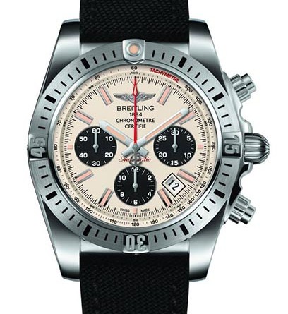 Breitling Chronomat 44. Механизм: мануфактурный механизм Breitling Caliber 01, официально сертифицированный швейцарским институтом хронометрии COSC, с автоподзаводом, высокой частотой (28 800 пк/час), 47 камней. Запас хода более 70 часов. Точность хронографа до ¼ секунды, 30 мин. и 12-час. счетчики хронографра. Индикация даты. Ахиметрическая шкала. Корпус: нержавеющая сталь. Водонепроницаемость до 300 м/1000 футов (версия 41) и 500 м/1650 футов (версия 44). Завинчивающаяся заводная головка и кнопки. Однонаправленно вращающийся безель. Выпуклое сапфировое стекло с двусторонним антибликовым покрытием. Диаметр: 41 или 44 мм. Циферблат: черный ониксовый или серебристый. Ремешок/браслет: Military - для военных/Pilot - для летчиков.