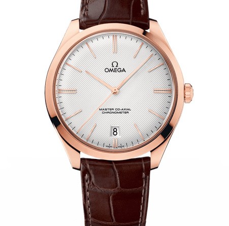 OMEGA De Ville Trésor. Механизм: Omega 8511, ручной завод, запас хода – 60 часов. Функции: часы-минуты-секунды-дата. Корпус: розовое золото Sedna , диам. 40 мм, прозрачная задняя крышка. Стекло: сапфировое, стойкое к царапинам, с антибликовым покрытием. Циферблат: серебристый. Водонепроницаемость: 3 бара. Браслет/ремешок: кожаный ремешок.
